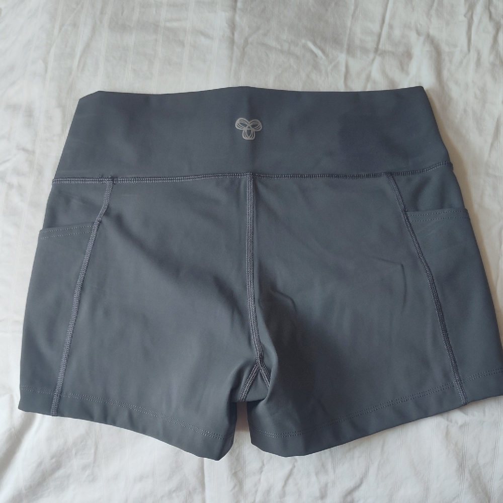 Dark Gray TNA life Atmosphere Women's 3.5" Shorts US M with side pockets